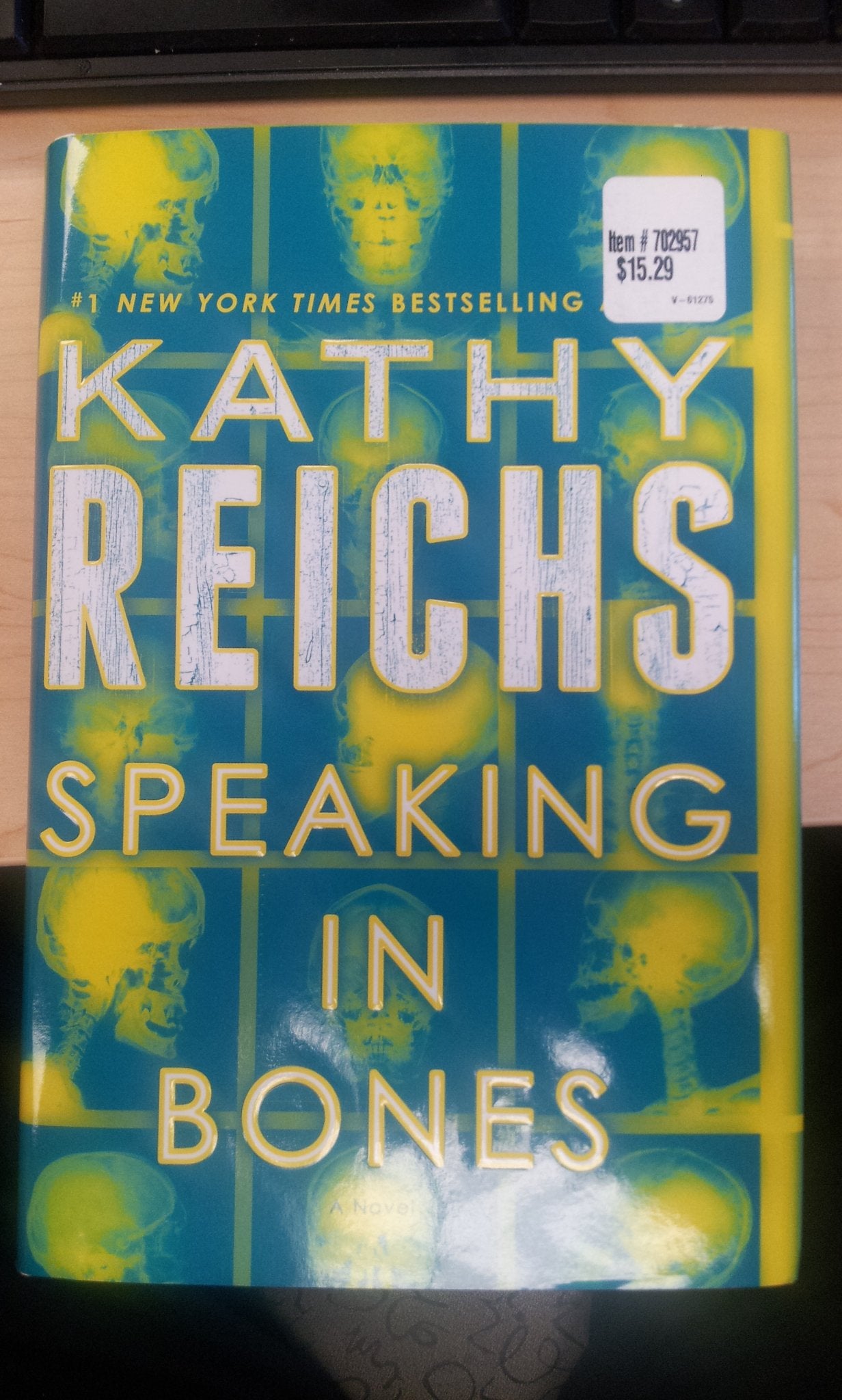 Speaking in Bones: A Novel (Temperance Brennan) - 2654