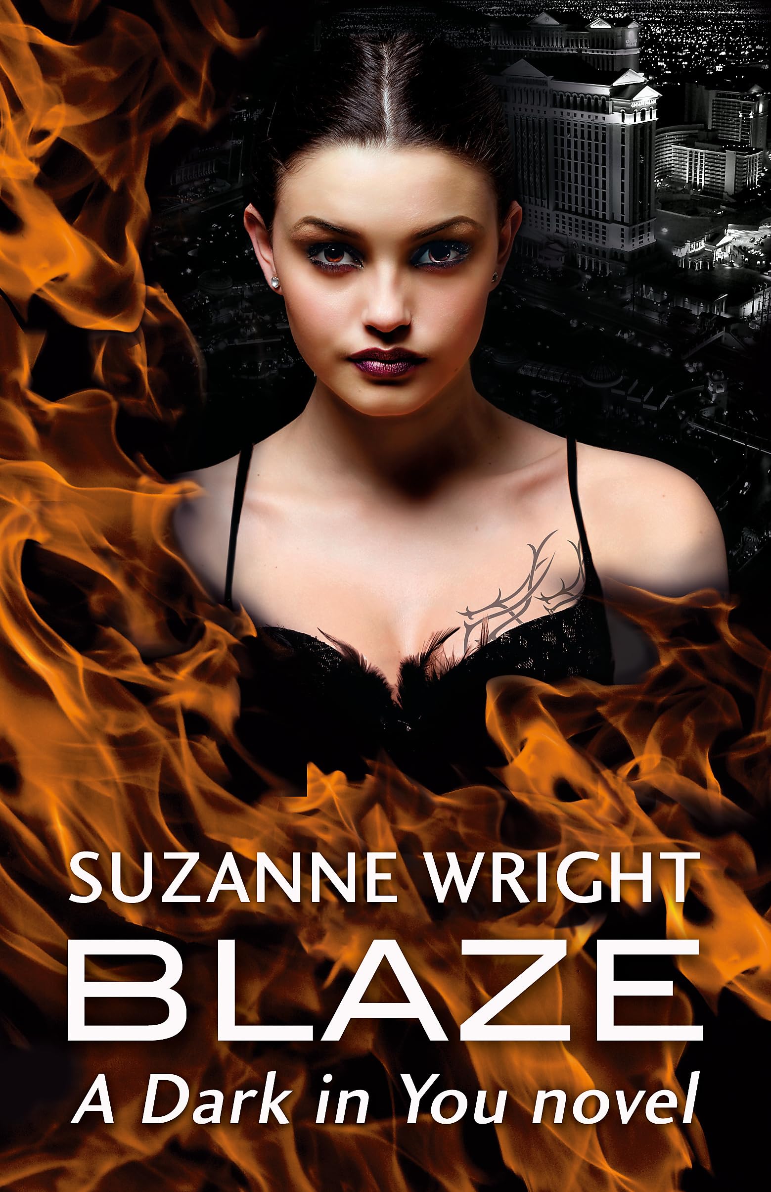 Blaze: Enter an addictive world of sizzlingly hot paranormal romance . . . (The Dark in You) - 3895